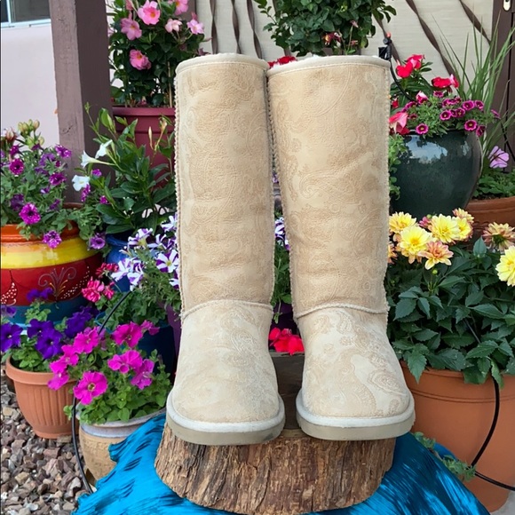 EUC Beige Ugg Boots Size 8 - Picture 4 of 8